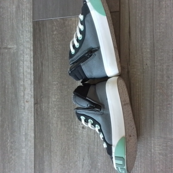 kids size 8 toddlers The Mandalorian high top zip sneakers baby Yoda - Picture 5 of 7